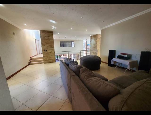 6 BEDROOM HOUSE FOR SALE IN MEYERSDAL